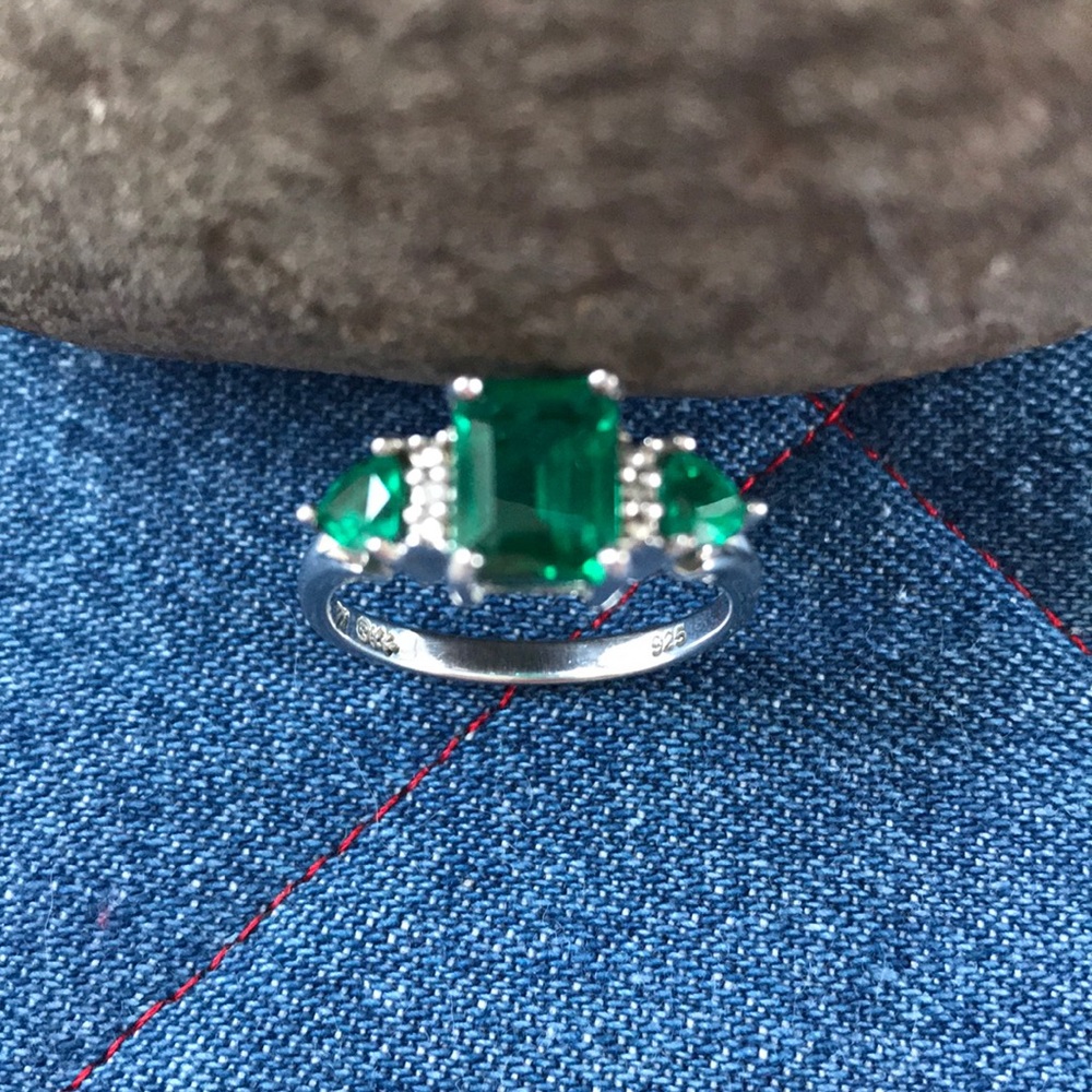Simulated emerald ring with diamond accents☘️☘️